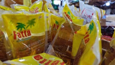 Dalam sebulan terakhir, minyak goreng ukuran 1 liter langka di Pasar Serpong, Tangsel. Hal itu dipicu terbatasnya suplay dari distributor.