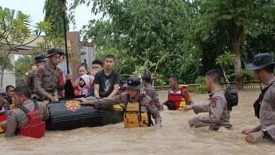 Dua orang warga dikabarkan meninggal dunia saat banjir melanda Kota Serang, Selasa 1 Maret 2022