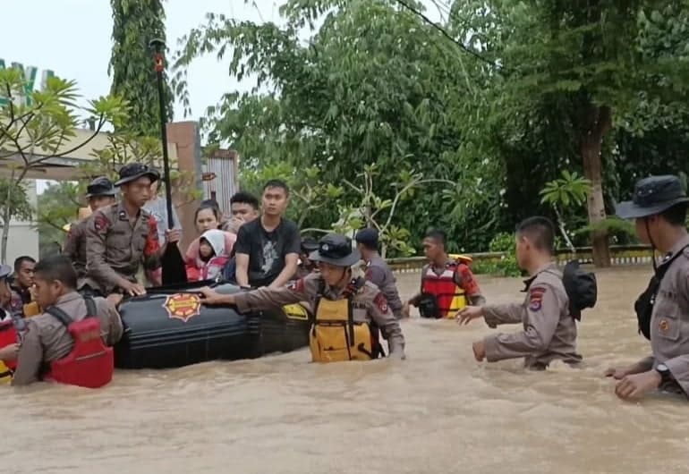 Dua orang warga dikabarkan meninggal dunia saat banjir melanda Kota Serang, Selasa 1 Maret 2022