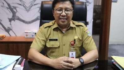 Aliran sungai yang melintasi kawasan Perumahan Bukit Tiara, Desa Pasir Jaya, Kecamatan Cikupa, Kabupaten Tangerang berwarna merah.