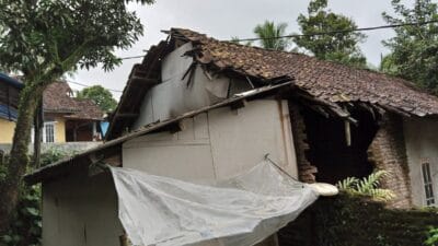 Amnah, warga Kampung Lebak Pala RT 02 RW 05, Desa Cigandeng, Kecamatan Menes, membutuhkan bantuan. Rumah yang dihuninya nyaris ambruk.