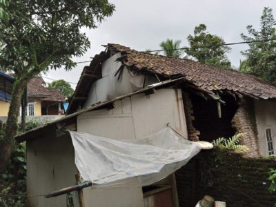 Amnah, warga Kampung Lebak Pala RT 02 RW 05, Desa Cigandeng, Kecamatan Menes, membutuhkan bantuan. Rumah yang dihuninya nyaris ambruk.