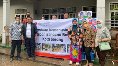 Banjir yang melanda Kota Serang dirasakan dampaknya secara langsung oleh ribuan warga. Tidak sedikit yang harus mengungsi karena tempat tinggalnya terendam.