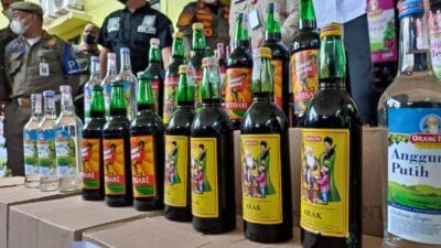 Satuan Polisi Pamong Praja (Satpol PP) Kota Tangsel menyita 6.420 botol minuman keras (miras) dari sebuah gudang di Babakan, Kecamatan Setu, Kota Tangsel.
