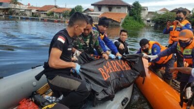 Seorang pemuda, Ridho 22 tahun tewas tenggelam saat berenang di Situ Batusari, Kecamatan Batuceper, Kota Tangerang, Rabu malam 2 Maret 2022.