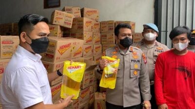 Satuan Reserse dan Kriminal Polres Lebak menetapkan status tersangka kepada MK, 31 tahun, penimbun 24 ribu liter minyak goreng di Desa Cempaka Kecamatan Warung Gunung Lebak, Rabu sore 2 Maret 2022