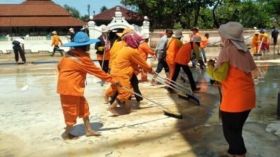 Kawasan Banten Lama dibersihkan usai terendam banjir yang melanda Kota Serang dan sekitarnya. (Foto : Humas Pemrov Banten)