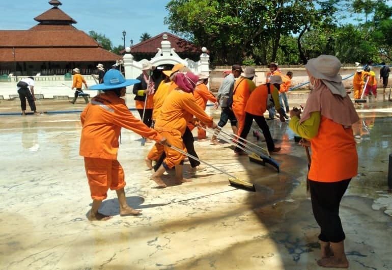 Kawasan Banten Lama dibersihkan usai terendam banjir yang melanda Kota Serang dan sekitarnya. (Foto : Humas Pemrov Banten)