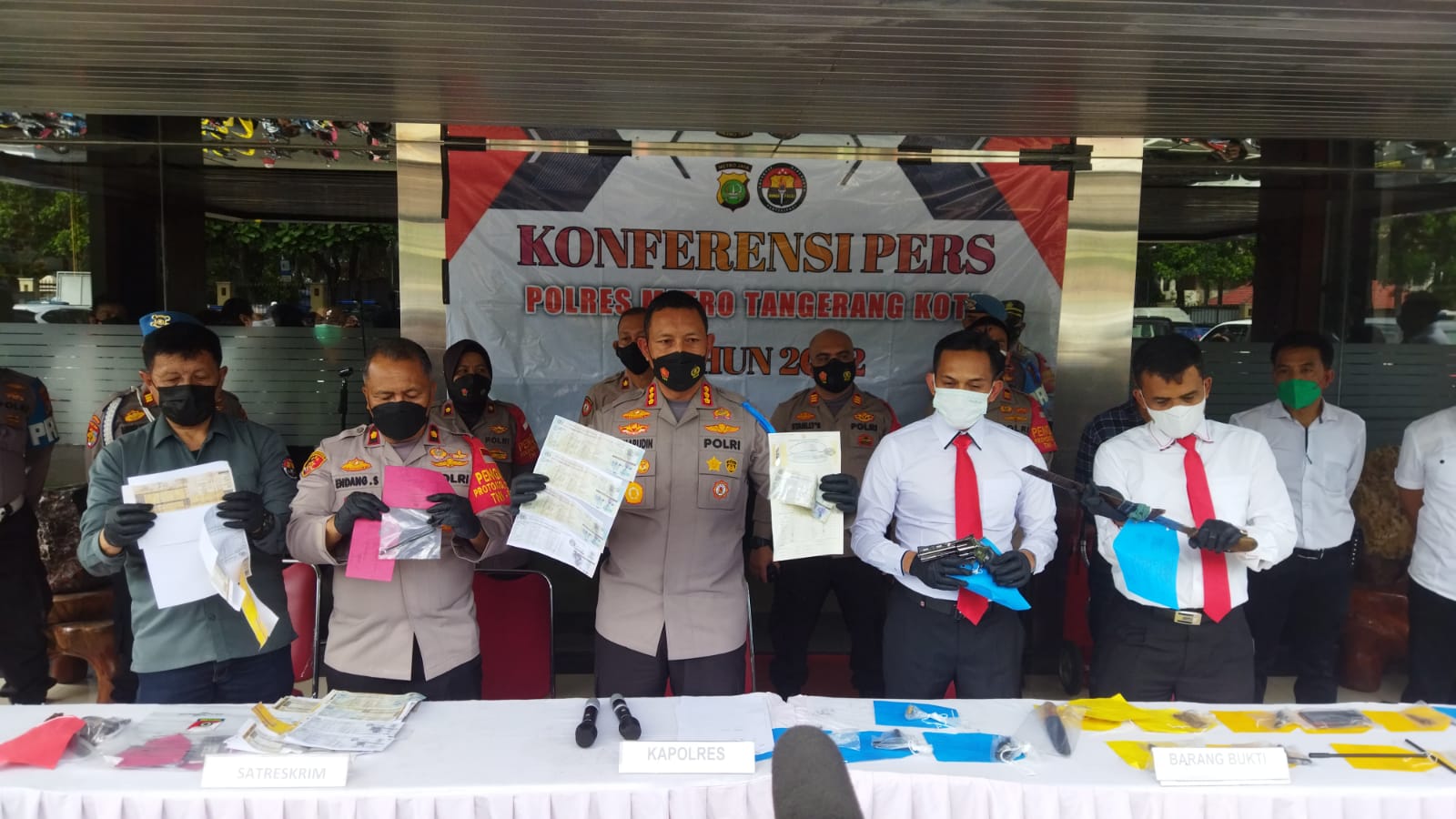 Sebanyak m 27 pelaku pencurian sepeda motor yang berperan sebagai pemetik dan penadah ditangkap Satuan Reserse dan Kriminal Polres Metro Tangerang "Dari tangan para tersangka kami mengamankan 52 sepeda motor hasil curian," ujar Kapolres Metro Tangerang Komisaris Besar Komarudin, Senin 7 Maret 2022.