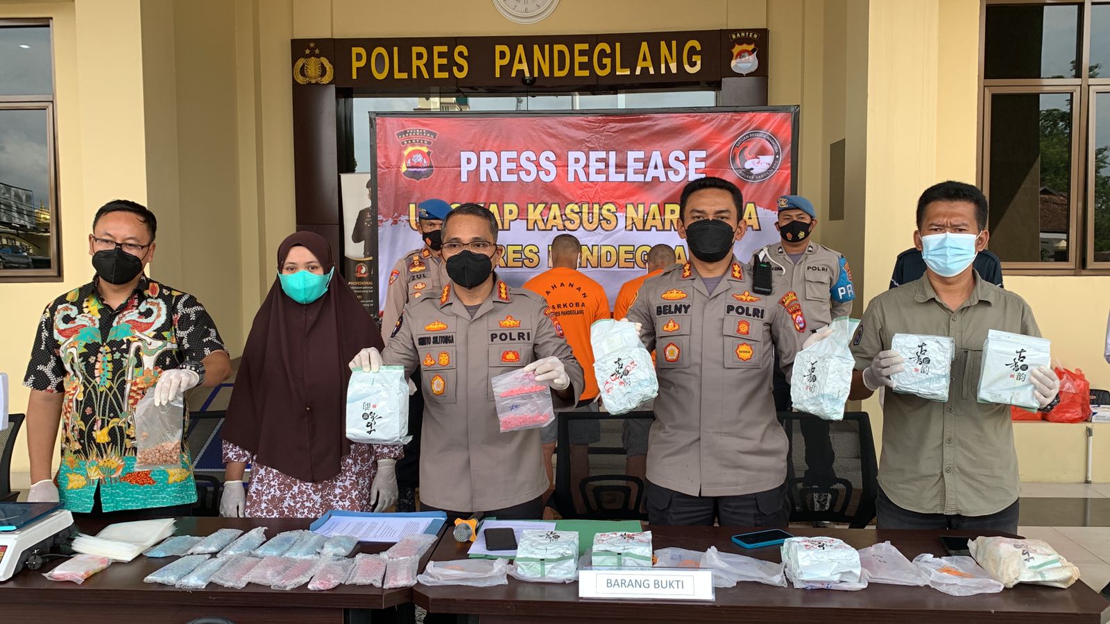 Ditresnarkoba Polda Banten dan Polres Pandeglang menyita narkoba jenis sabu dan pil ekstasi skala besar dari rumah adik salah tersangka AS alias Anan (48). AS merupakan 1 dari 7 tersangka pengedar narkoba di pesisir laut Pandeglang yang ditangkap tiga hari lalu.