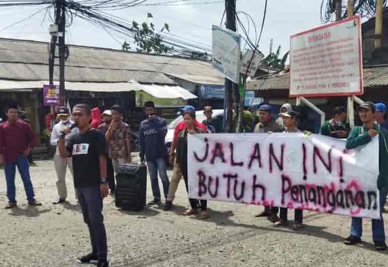 Sampai saat ini, perbaikan Jalan Juanda di Kota Tangerang masih belum bisa dilakukan oleh pemerintah setempat karena terkendala kepemilikan aset oleh PT Angkasa Pura II.