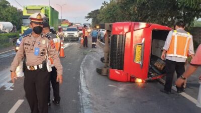 Kecelakaan tunggal terjadi pada sebuah angkutan kota (angkot) di Tol Tangerang-Merak kilometer 66.500 arah Tangerang, Rabu pagi, 6 Maret 2022