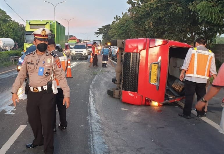 Kecelakaan tunggal terjadi pada sebuah angkutan kota (angkot) di Tol Tangerang-Merak kilometer 66.500 arah Tangerang, Rabu pagi, 6 Maret 2022