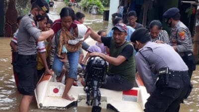 Sebanyak 13 desa di 8 Kecamatan di wilayah Kabupaten Pandeglang terendam banjir dengan ketinggian 50 sentimeter hingga 1 meter, Selasa 1 Maret