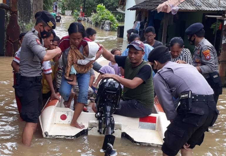 Sebanyak 13 desa di 8 Kecamatan di wilayah Kabupaten Pandeglang terendam banjir dengan ketinggian 50 sentimeter hingga 1 meter, Selasa 1 Maret