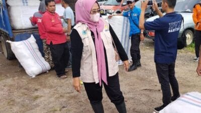 Tim Gerak Cepat (TGC) Kabupaten Pandeglang langsung turun ke lokasi banjir melakukan evakuasi hingga membuat dapur umum di lokasi banjir di kecamatan Labuan dan Carita, Sabtu 19 Maret 2022.