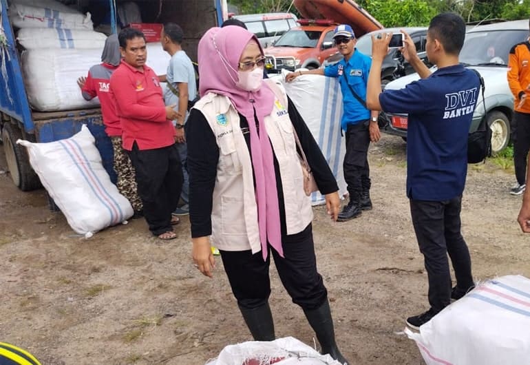 Tim Gerak Cepat (TGC) Kabupaten Pandeglang langsung turun ke lokasi banjir melakukan evakuasi hingga membuat dapur umum di lokasi banjir di kecamatan Labuan dan Carita, Sabtu 19 Maret 2022.