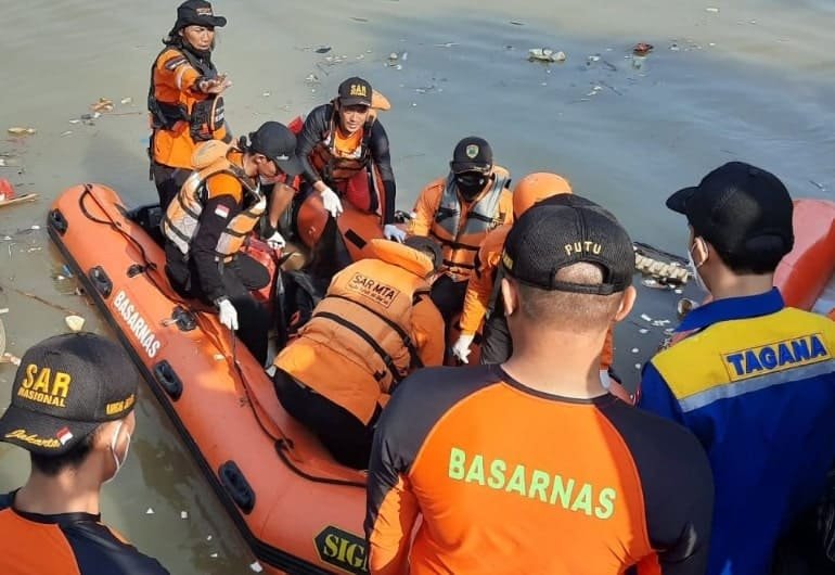 Tim SAR gabungan akhirnya menemukan korban pria tanpa identitas yang tenggelam di Sungai Cisadane, Rabu 16 Maret 2022, pukul 08.28 WIB.