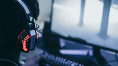 Pengalaman bermain game akan terasa lebih menyenangkan bila menggunakan perangkat pendukung audio seperti headset maupun headphone. Menggunakan headset saat bermain game akan meningkatkan performa saat bermain game dan membuat audio game terdengar lebih jelas dan nyata.