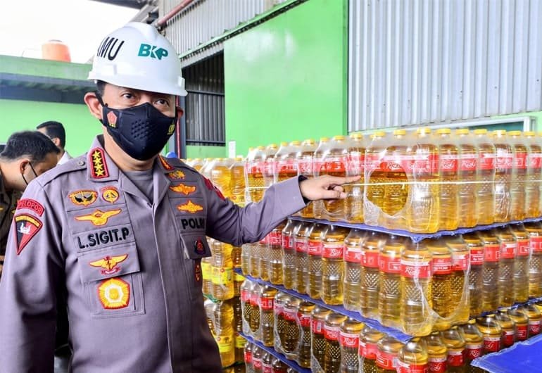 Kapolri Jenderal Listyo Sigit Prabowo bersama dengan Menteri Perdagangan RI Muhammad Lutfi meninjau langsung pabrik minyak goreng PT. Bina Karya Prima di Cilincing, Jakarta Utara.