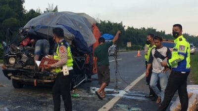 Kecelakaan lalu lintas yang melibatkan dua kendaraan di ruas jalur Tol Tangerang - Merak Km 93.650B arah Tangerang terjadi pada Kamis pagi