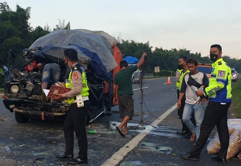 Kecelakaan lalu lintas yang melibatkan dua kendaraan di ruas jalur Tol Tangerang - Merak Km 93.650B arah Tangerang terjadi pada Kamis pagi