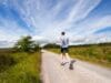 Siapa bilang memulai hari dengan olahraga itu melelahkan? Pagi hari yang udaranya masih sejuk merupakan waktu yang tepat untuk berolahraga, apalagi jika ingin melakukan olahraga outdoor seperti jogging. Apa saja manfaat lari pagi untuk kesehatan?