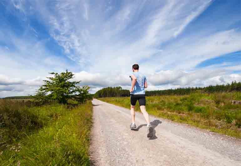 Siapa bilang memulai hari dengan olahraga itu melelahkan? Pagi hari yang udaranya masih sejuk merupakan waktu yang tepat untuk berolahraga, apalagi jika ingin melakukan olahraga outdoor seperti jogging. Apa saja manfaat lari pagi untuk kesehatan?