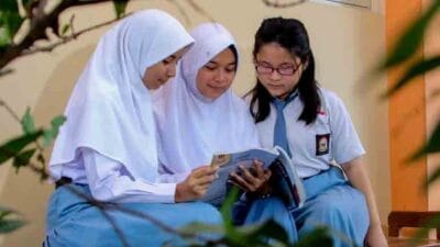 Bagi sebagian besar siswa, menjadi peringkat 1 di kelas adalah hal yang sulit untuk dicapai. Dibutuhkan lebih banyak usaha untuk berada di peringkat pertama. Memang untuk mencapai sesuatu yang ingin dicapai membutuhkan usaha yang menggunakan cara-cara yang efektif, termasuk dalam upaya untuk menjadi peringkat 1 di kelas. Ingin dapat rangking 1 begini cara belajarnya: