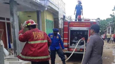 Seorang pria berinsial NM, di Kampung Cianjur, Desa Sindangsari, Kecamatan Pabuaran, Kabupaten Serang membacok tetangganya, Asnadi, kemudian membakar rumahnya sendiri