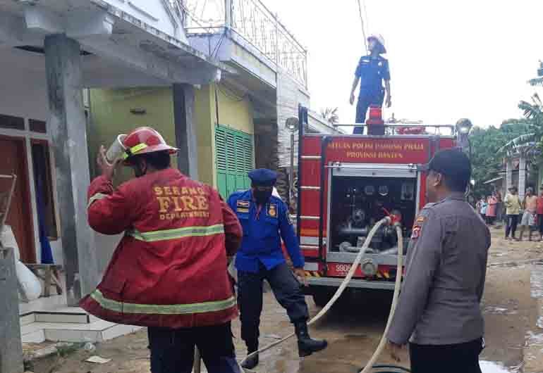 Seorang pria berinsial NM, di Kampung Cianjur, Desa Sindangsari, Kecamatan Pabuaran, Kabupaten Serang membacok tetangganya, Asnadi, kemudian membakar rumahnya sendiri