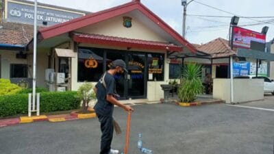 Polres Metro Tangerang Kota memberikan keadilan restoratif atau restorative justice kepada Nanda Setiansyah yang mencuri demi ibunya yang sakit.