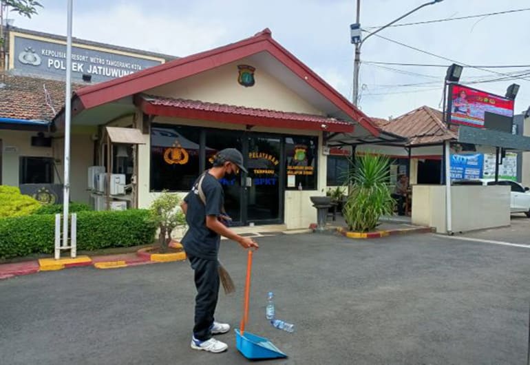 Polres Metro Tangerang Kota memberikan keadilan restoratif atau restorative justice kepada Nanda Setiansyah yang mencuri demi ibunya yang sakit.