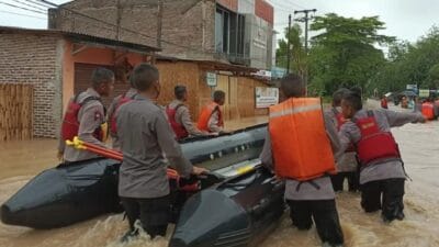Shinto Silitonga mengatakan, jumlah korban meninggal akibat banjir di sejumlah wilayah di Banten Selasa 1 Maret 2022 sebanyak lima orang.