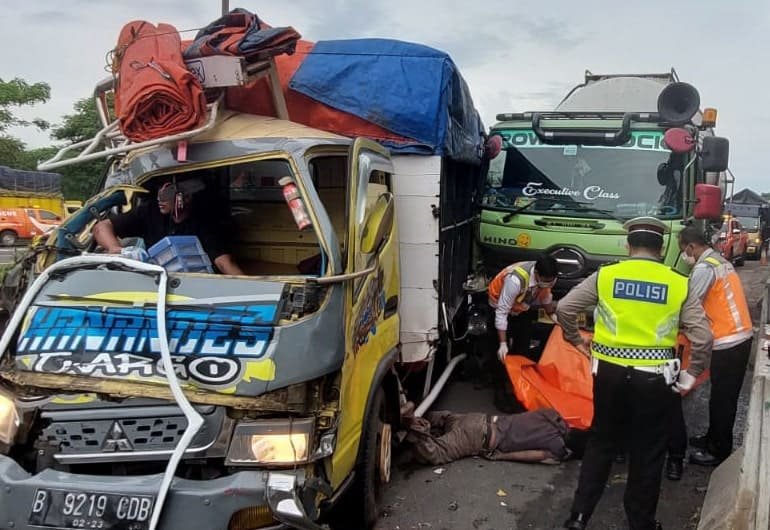 Kecelakaan yang melibatkan tiga kendaraan truk terjadi di ruas jalur Tol Tangerang - Merak Km 68.800A arah Tangerang pada Selasa, 15 Maret sekitar pukul 06.10 WIB. Satu orang meninggal dalam kecelakaan tersebut.