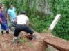 Anggota Polresta Tangerang Polda Banten sigap terjun ke lokasi insiden tanah longsor di Desa Pematang, Kecamatan Tigaraksa, Kabupaten ...