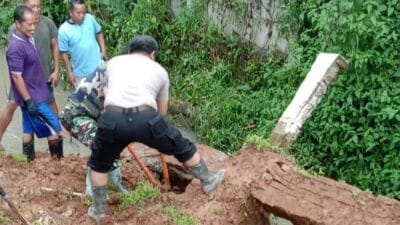 Anggota Polresta Tangerang Polda Banten sigap terjun ke lokasi insiden tanah longsor di Desa Pematang, Kecamatan Tigaraksa, Kabupaten ...