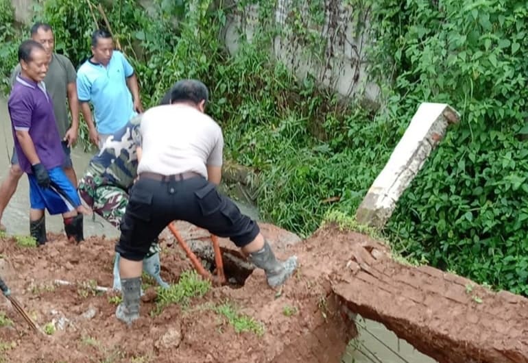 Anggota Polresta Tangerang Polda Banten sigap terjun ke lokasi insiden tanah longsor di Desa Pematang, Kecamatan Tigaraksa, Kabupaten ...