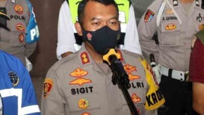Kepadatan pemudik yang akan menyeberang ke Sumatera melalui Pelabuhan Merak memicu antrean panjang dan kemacetan lalu lintas. Kapolres Cilegon Ajun Komisaris Besar Sigit Haryono pun mengimbau pemudik untuk menggeser waktu keberangkatan.