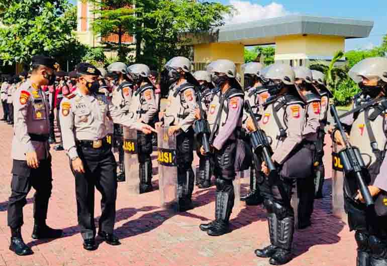 Polda Banten menggelar apel pasukan dalam rangka mengecek kesiapan personel dan sarana prasarana yang akan digunakan dalam pengamanan aksi unjuk rasa di wilayah Banten, termasuk antisipasi pergerakan massa aksi ke Jakarta.