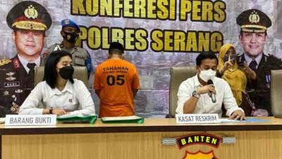 Satuan Reserse dan Kriminal Polres Serang menangkap KJN, 45 tahun, mantan Kepala Desa (Kades) Kamaruton, Kecamatan Lebak Wangi, Kabupaten Serang karena diduga korupsi dana desa.