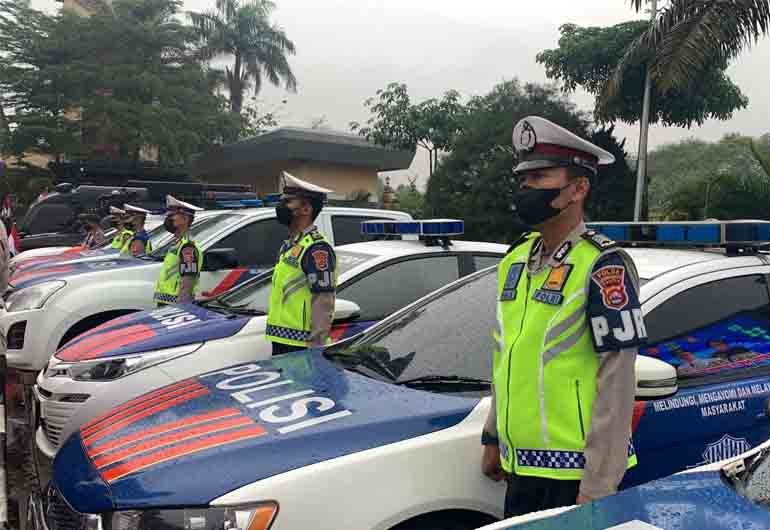 Meski dalam suasana hujan, Wakil Gubernur Banten Andika Hazrumy memimpin langsung Apel Gelar Pasukan Operasi Ketupat Maung 2022 pada Jumat 22 April 2022 pukul 16.00 WIB di Lapangan Apel Polda Banten.