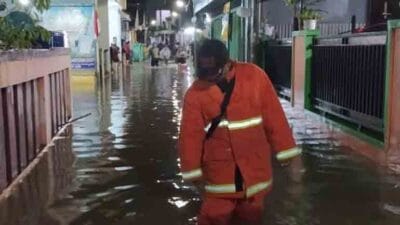 Sejumlah wilayah di Kota Tangerang tergenang air hingga banjir akibat hujan deras dengan intensitas tinggi yang melanda sejak pukul 15.30 WIB