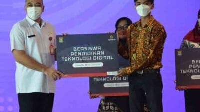 Sinar Mas Land memberikan beasiswa pendidikan teknologi digital kepada 20 pemuda Kabupaten Tangerang. Acara ini secara simbolis diselenggarakan di Gedung Marketing Office BSD City, Selasa 5 April 2022.