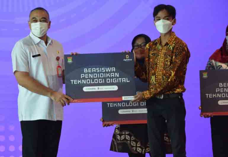 Sinar Mas Land memberikan beasiswa pendidikan teknologi digital kepada 20 pemuda Kabupaten Tangerang. Acara ini secara simbolis diselenggarakan di Gedung Marketing Office BSD City, Selasa 5 April 2022.