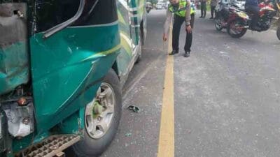 Kecelakaan lalu lintas yang melibatkan tiga kendaraan terjadi di Jalan Raya Serang Pandeglang, Kampung Pertanian Desa Baros Kecamatan Baros, Kabupaten Serang, Selasa, 19 April 2022.