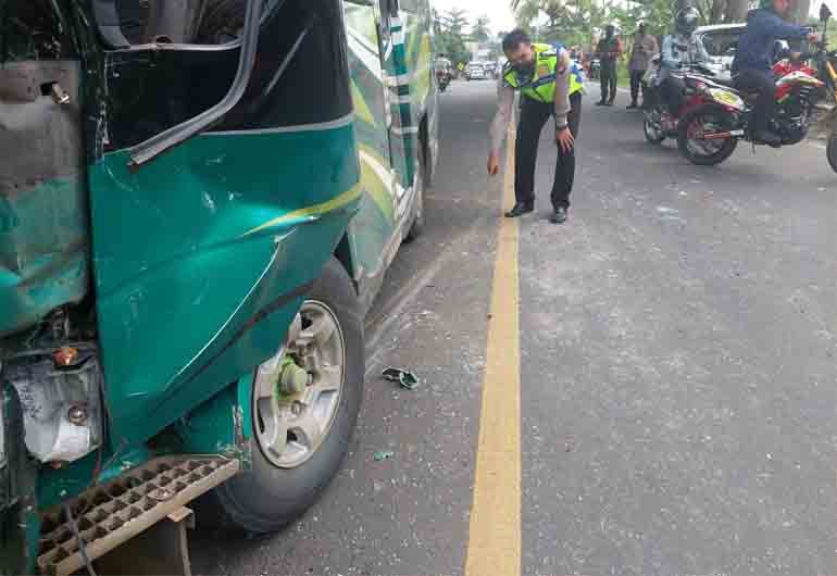 Kecelakaan lalu lintas yang melibatkan tiga kendaraan terjadi di Jalan Raya Serang Pandeglang, Kampung Pertanian Desa Baros Kecamatan Baros, Kabupaten Serang, Selasa, 19 April 2022.