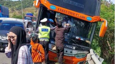 Tabrakan beruntun terjadi di ruas Jalan Tol Tangerang - Merak km 95 A arah Merak, tepatnya di Kecamatan Grogol, Cilegon, Jumat 29 April 2022.