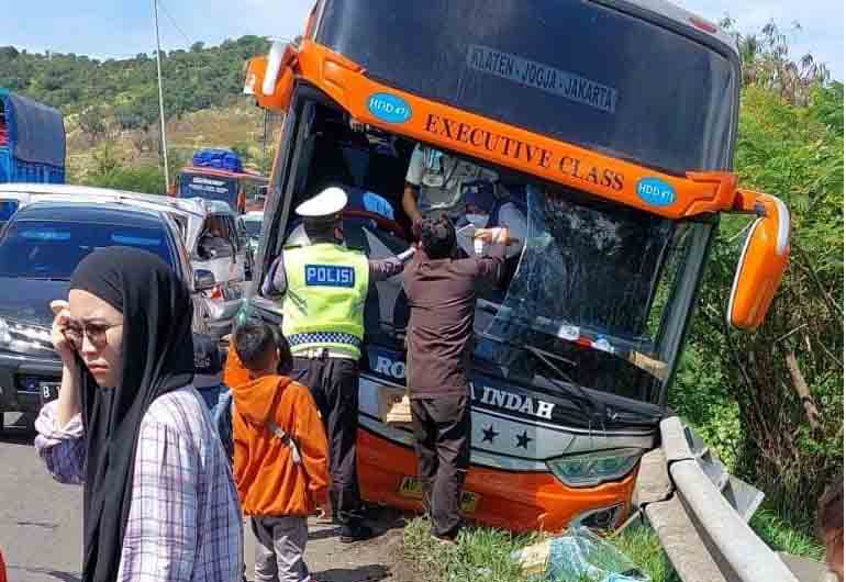 Tabrakan beruntun terjadi di ruas Jalan Tol Tangerang - Merak km 95 A arah Merak, tepatnya di Kecamatan Grogol, Cilegon, Jumat 29 April 2022.