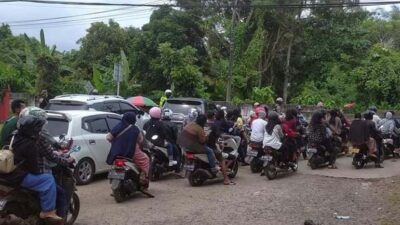 Wisatawan memadati kawasan wisata Anyer dan sekitarnya sejak Selasa, 3 Mei kemarin hingga hari ini, Rabu 4 Mei 2022. Polda Banten memberlakukan satu arah atau lajur (one way) untuk mengurai kemacetan lalu lintas di Jalan Raya Anyer akibat padatnya kendaraan.